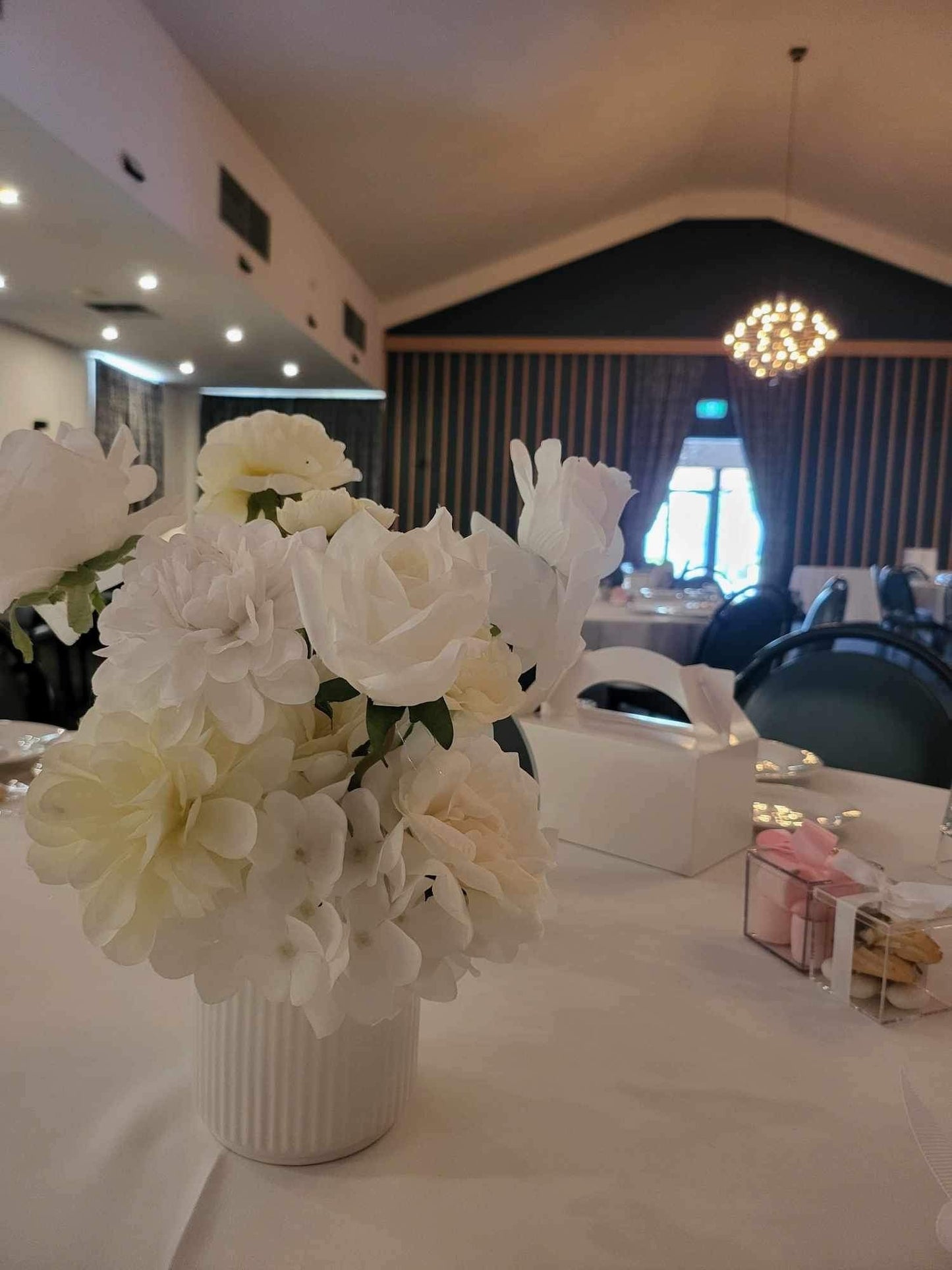 White Ripple Centerpeice with Flowers